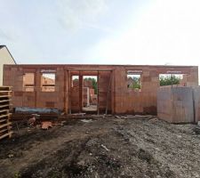 JOUR 2 : On se rend compte de la facade, de la taille des fen&ecirc;tre surtout de l'autre c&ocirc;t&eacute; ... Bref que du r&ecirc;ve vivement la suite !