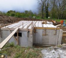 Mise en place des hourdis en polystyrène et des poutrelles entre le sous sol et le rez-de-chaussée et ferraillage en cours