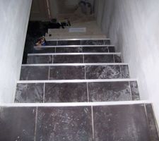 Escalier - reste quelques marches et le carrelage est termin&eacute;