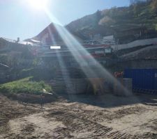 Du nouveau matos amené sur le chantier, le soleil termine aussi sa journée - CC-BY-NC-SA