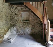 L'évier a été enlevé et le mur buriné