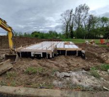 Pose du drain et remblaiement autour du sous sol afin de commencer le radier et vide sanitaire du garage.