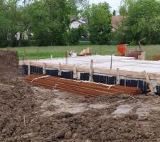 Pose du drain et remblaiement autour du sous sol afin de commencer le radier et vide sanitaire du garage.
