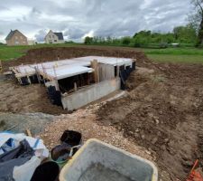 Pose du drain et remblaiement autour du sous sol afin de commencer le radier et vide sanitaire du garage.