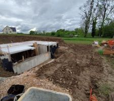 Pose du drain et remblaiement autour du sous sol afin de commencer le radier et vide sanitaire du garage.