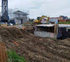 Pose du drain et remblaiement autour du sous sol afin de commencer le radier et vide sanitaire du garage.