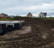 Pose du drain et remblaiement autour du sous sol afin de commencer le radier et vide sanitaire du garage.