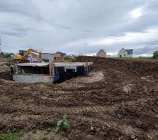 Pose du drain et remblaiement autour du sous sol afin de commencer le radier et vide sanitaire du garage.