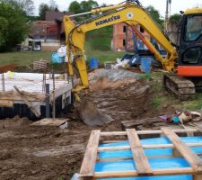 Pose du drain et remblaiement autour du sous sol afin de commencer le radier et vide sanitaire du garage.
