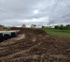 Pose du drain et remblaiement autour du sous sol afin de commencer le radier et vide sanitaire du garage.