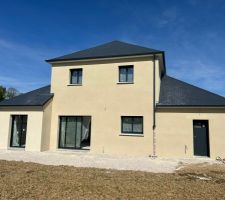 Enduit arrière de la maison.