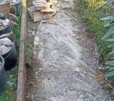 Déconstruction d'un grand chemin en dalles sur lit de béton ...