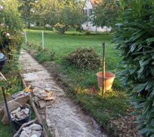 Déconstruction d'un grand chemin en dalles sur lit de béton ...