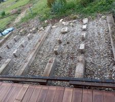 Opération nouvelle terrasse : on commence par supprimer une partie de la terrasse actuelle dont le bois a moisi