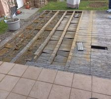 Opération nouvelle terrasse : on commence par supprimer une partie de la terrasse actuelle dont le bois a moisi