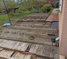 Opération nouvelle terrasse : on commence par supprimer une partie de la terrasse actuelle dont le bois a moisi