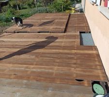 Future terrasse : on nettoie et on dégrise l'ipé avant de l'enlever et de le réutiliser pour un autre projet.
