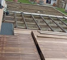 Future terrasse : on nettoie et on dégrise l'ipé avant de l'enlever et de le réutiliser pour un autre projet.