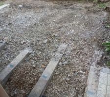 Toute la terrasse en bois est supprimée, on déblaie les gravats