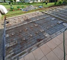 Toute la terrasse en bois est supprimée, on déblaie les gravats
