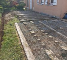 Toute la terrasse en bois est supprimée, on déblaie les gravats