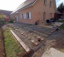 Toute la terrasse en bois est supprimée, on déblaie les gravats