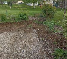Toute la terrasse en bois est supprimée, on déblaie les gravats
