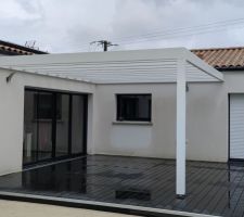 Pergola en bois faite sur mesure 
Reste à mettre les canisses de bambou et l'éclairage led