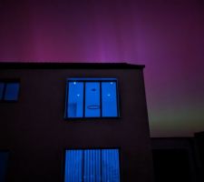 Photo de l'extérieur avec les aurores boréales (et spot Philips Hue dans la trémie)