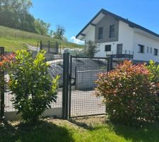 L'&eacute;t&eacute; approche et la v&eacute;g&eacute;tation s'&eacute;veille... Le portillon c&ocirc;t&eacute; Ouest