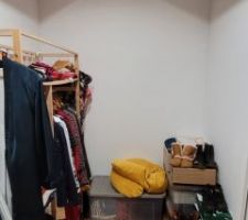 Notre dressing de fortune depuis l'emm&eacute;nagement en 2020 - 3/3