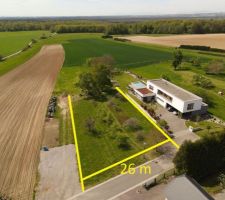 Le terrain est agr&eacute;able, orient&eacute; Nord c&ocirc;t&eacute; rue et Sud c&ocirc;t&eacute; verger.