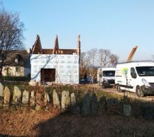 Les murs construits en atelier ont été montés en deux petits jours. On n'a malheureusement pas vu le moment du grutage mais la technique est super rapide et facilite le travail des ouvriers.