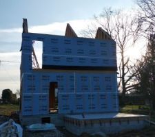 Les murs construits en atelier ont été montés en deux petits jours. On n'a malheureusement pas vu le moment du grutage mais la technique est super rapide et facilite le travail des ouvriers.