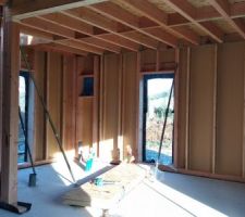 Entrer dans la maison tout juste montée et s'y balader, ça donne l'impression d'être entré·es dans Sketchup, en mieux !