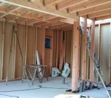 Entrer dans la maison tout juste montée et s'y balader, ça donne l'impression d'être entré·es dans Sketchup, en mieux !