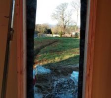 On a longtemps hésité sur les ouvertures au Nord mais se priver de la vue sur le terrain et la vallée, ça aurait été bien dommage...