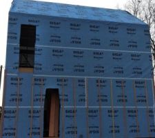 On a longtemps hésité sur les ouvertures au Nord mais se priver de la vue sur le terrain et la vallée, ça aurait été bien dommage...