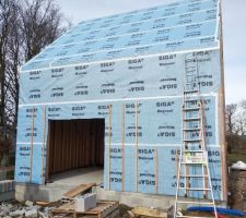La façade Sud. Une autre fenêtre (cuisine) est cachée derrière le pare-pluie.