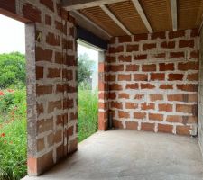 D&eacute;but des finitions du gros oeuvre avec le jointage des briques