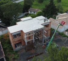 Coulage de la dalle du toit terrasse et début de la prise pour une durée de 3 à 4 semaines.