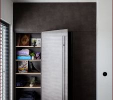 Aménagement d'un dressing sous mansarde avec porte cachée.