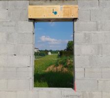 Vue depuis la fen&ecirc;tre de l'atelier donnant sur l'arri&egrave;re du terrain.