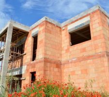 D&eacute;but de l'&eacute;l&eacute;vation des acrot&egrave;res
La construction atteint sa hauteur finale