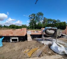 Les murs du rez-de-chaussée commencent à monter