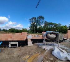 Les murs du rez-de-chaussée commencent à monter