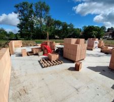 Les murs du rez-de-chaussée commencent à monter