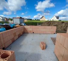 Les murs du rez-de-chaussée commencent à monter