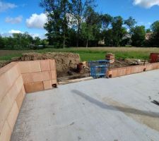 Les murs du rez-de-chaussée commencent à monter
