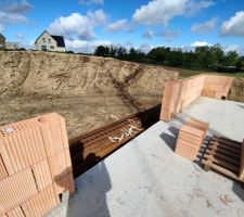 Les murs du rez-de-chaussée commencent à monter